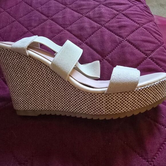 BEIGE PLATFORM WEDGE SANDALS - Picture 2 of 5